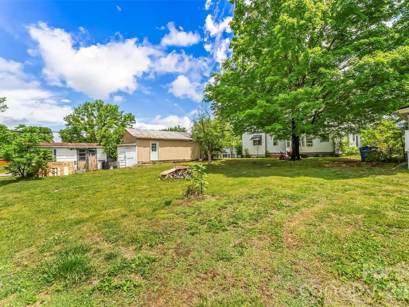 137 12th Street, Hickory, NC 28601.  MLS# CAR4380171, YatesRealty ID 25835. 