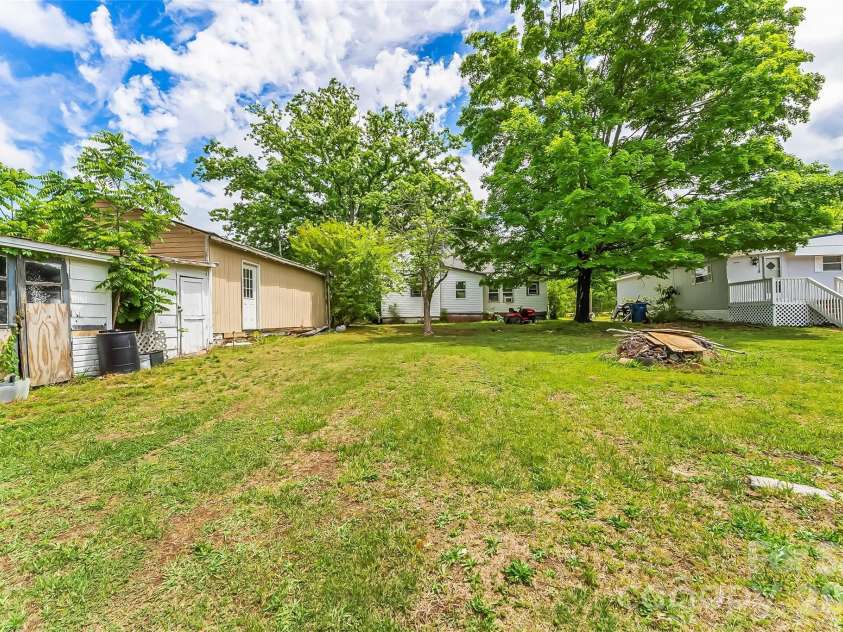 137 12th Street, Hickory, NC 28601.  MLS# CAR4380171, YatesRealty ID 25835. 