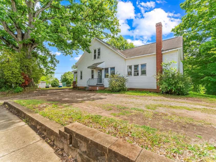 137 12th Street, Hickory, NC 28601.  MLS# CAR4380171, YatesRealty ID 25835. 