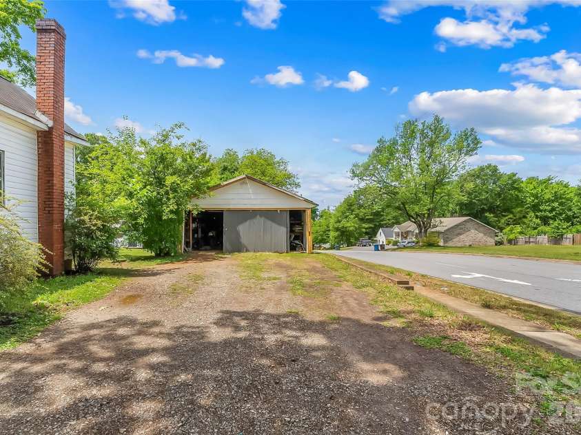 137 12th Street, Hickory, NC 28601.  MLS# CAR4380171, YatesRealty ID 25835. 