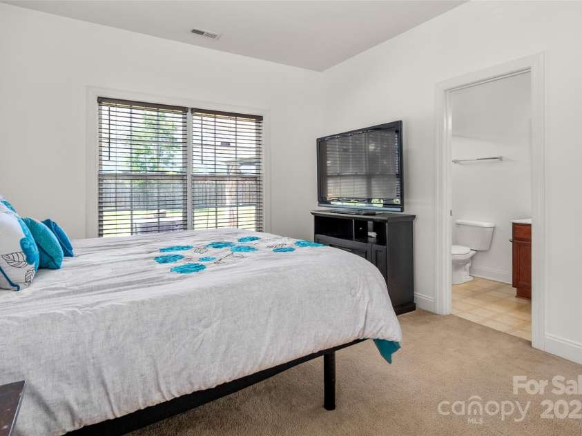 12802 Waterlyn Club Drive, Charlotte, NC 28278.  MLS# CAR4253323, YatesRealty ID 25837. 