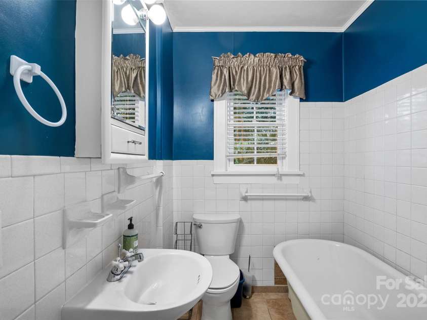 163 Pisgah View Road, Asheville, NC 28806.  MLS# CAR4294494, YatesRealty ID 2584. Full Bath 2