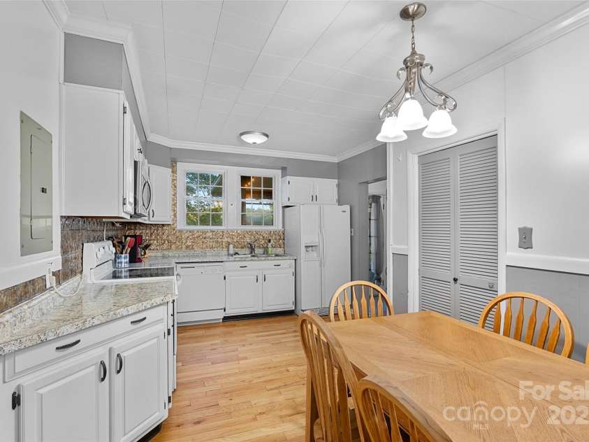 163 Pisgah View Road, Asheville, NC 28806.  MLS# CAR4294494, YatesRealty ID 2584. Kitchen