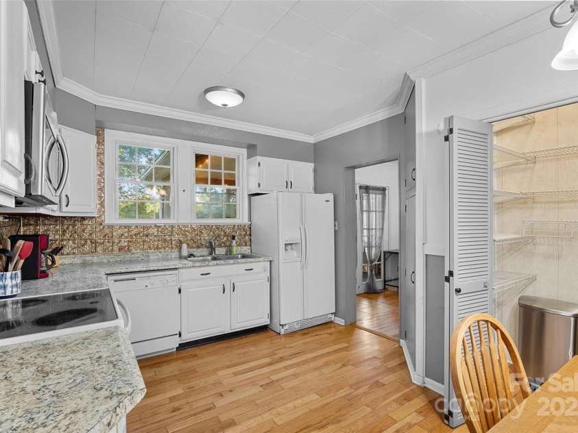 163 Pisgah View Road, Asheville, NC 28806.  MLS# CAR4294494, YatesRealty ID 2584. Kitchen