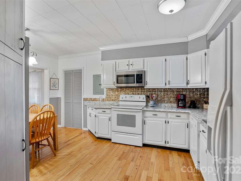 163 Pisgah View Road, Asheville, NC 28806.  MLS# CAR4294494, YatesRealty ID 2584. Kitchen