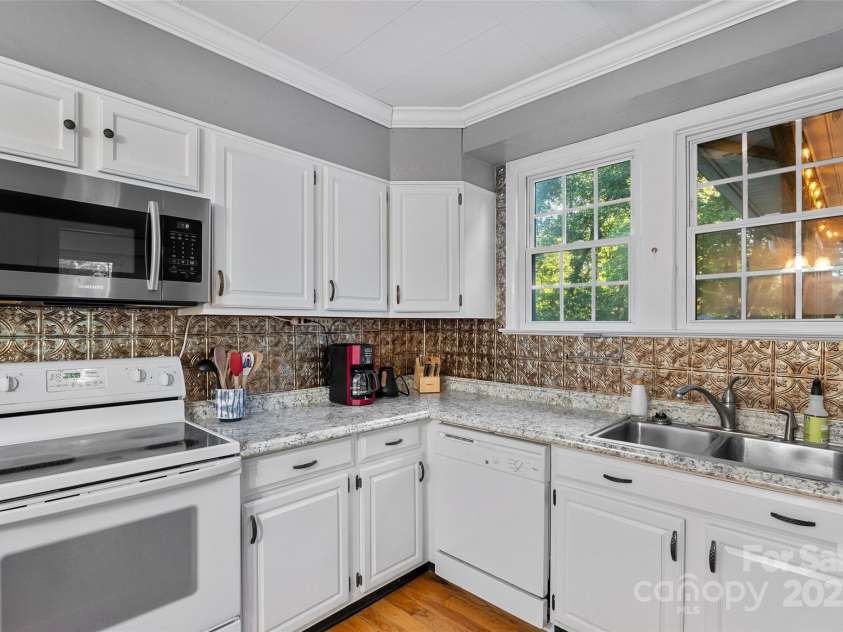 163 Pisgah View Road, Asheville, NC 28806.  MLS# CAR4294494, YatesRealty ID 2584. Kitchen