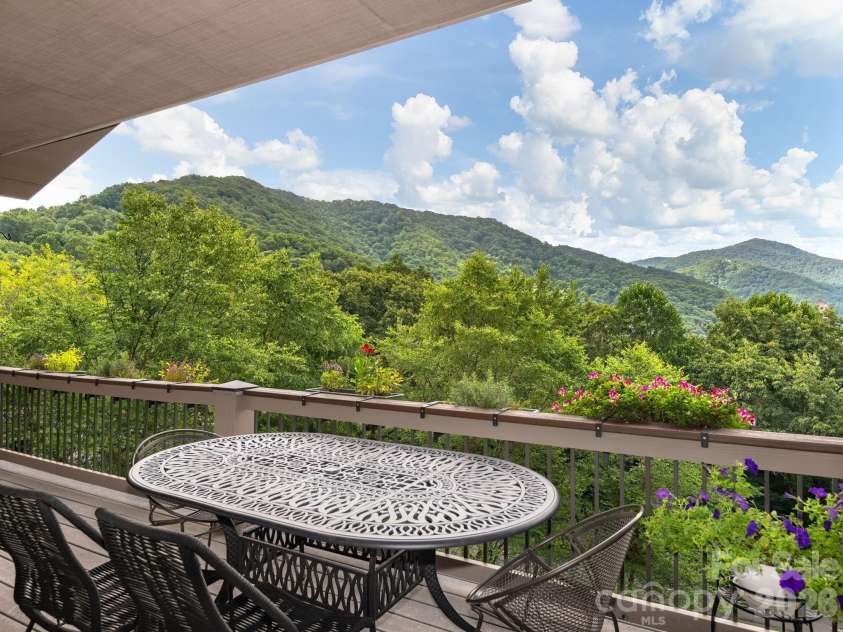 37 Enclave Drive, Waynesville, NC 28786.  MLS# CAR4329096, YatesRealty ID 2584. 