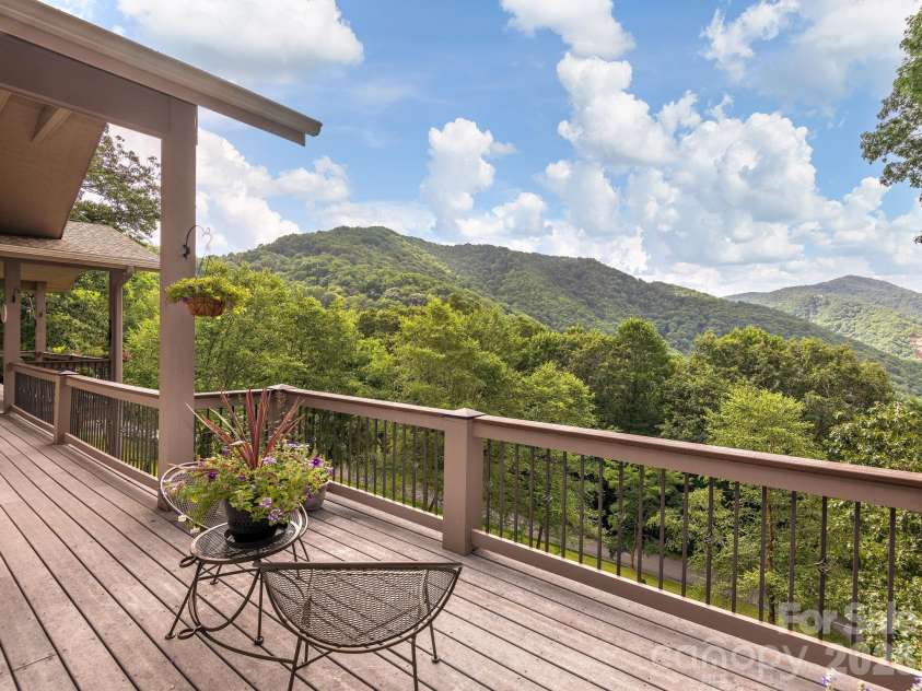 37 Enclave Drive, Waynesville, NC 28786.  MLS# CAR4329096, YatesRealty ID 2584. 