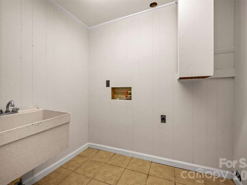 427 Georgia Avenue, Forest City, NC 28043.  MLS# CAR4382285, YatesRealty ID 25842. Laundry