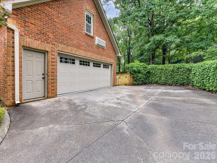 10341 Avondale Avenue, Charlotte, NC 28210.  MLS# CAR4380961, YatesRealty ID 25843. Garage