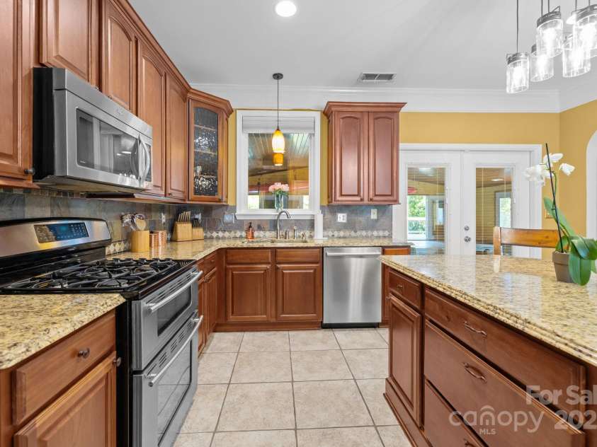 13934 Kings Carriage Lane, Charlotte, NC 28278.  MLS# CAR4271388, YatesRealty ID 25845. 