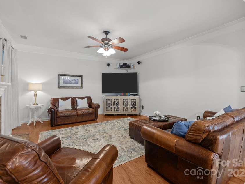 13934 Kings Carriage Lane, Charlotte, NC 28278.  MLS# CAR4271388, YatesRealty ID 25845. 