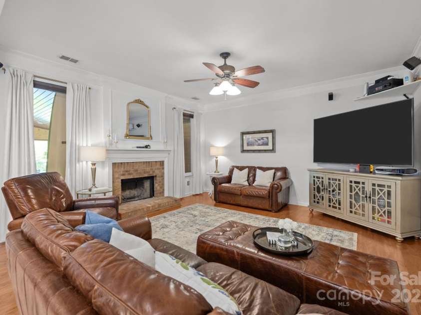 13934 Kings Carriage Lane, Charlotte, NC 28278.  MLS# CAR4271388, YatesRealty ID 25845. 
