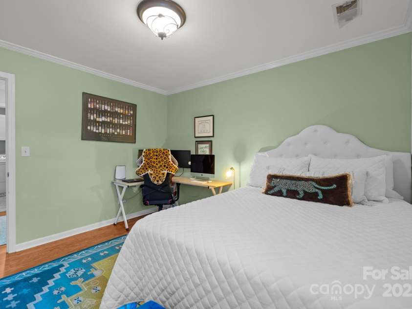 13934 Kings Carriage Lane, Charlotte, NC 28278.  MLS# CAR4271388, YatesRealty ID 25845. 