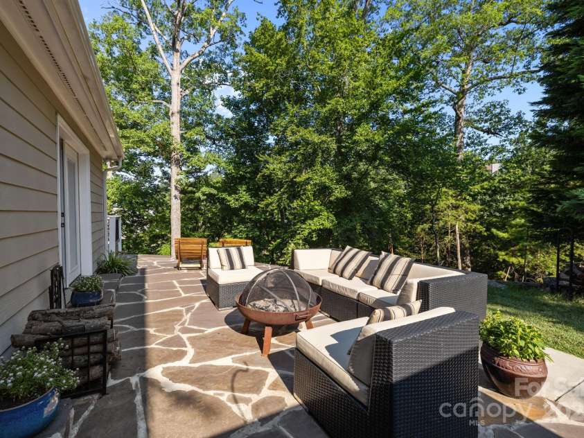 13934 Kings Carriage Lane, Charlotte, NC 28278.  MLS# CAR4271388, YatesRealty ID 25845. 