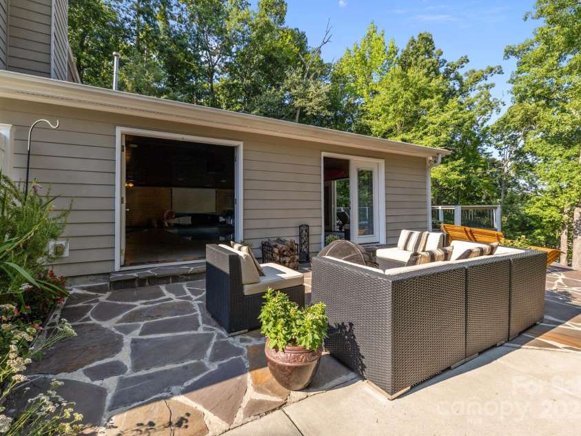 13934 Kings Carriage Lane, Charlotte, NC 28278.  MLS# CAR4271388, YatesRealty ID 25845. 
