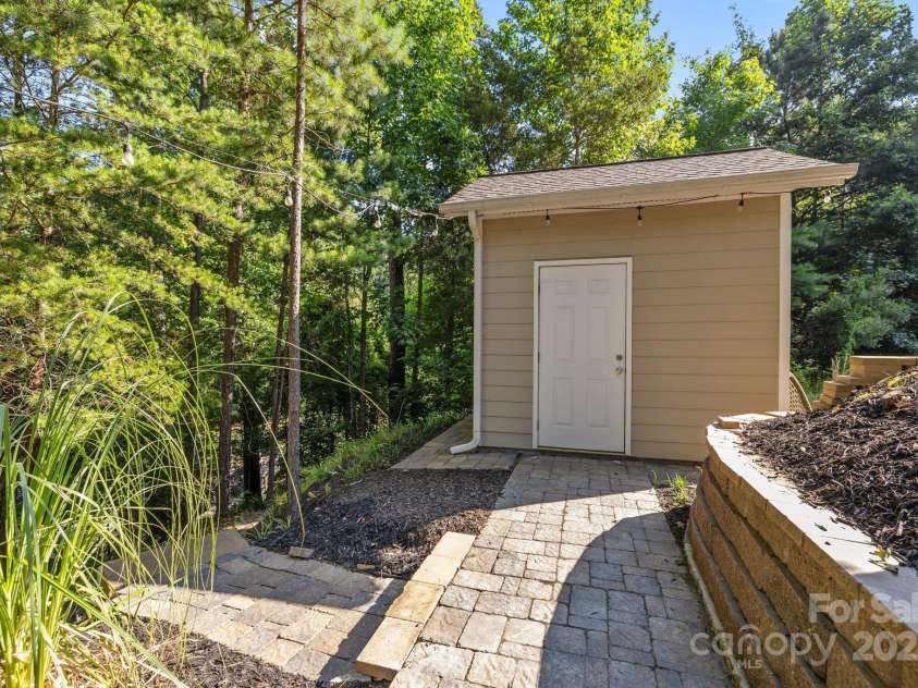 13934 Kings Carriage Lane, Charlotte, NC 28278.  MLS# CAR4271388, YatesRealty ID 25845. 