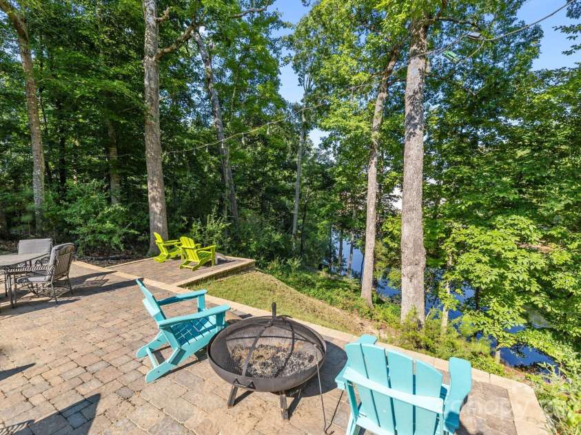 13934 Kings Carriage Lane, Charlotte, NC 28278.  MLS# CAR4271388, YatesRealty ID 25845. 