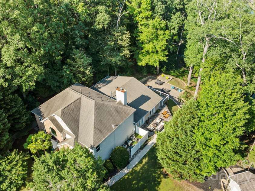 13934 Kings Carriage Lane, Charlotte, NC 28278.  MLS# CAR4271388, YatesRealty ID 25845. 