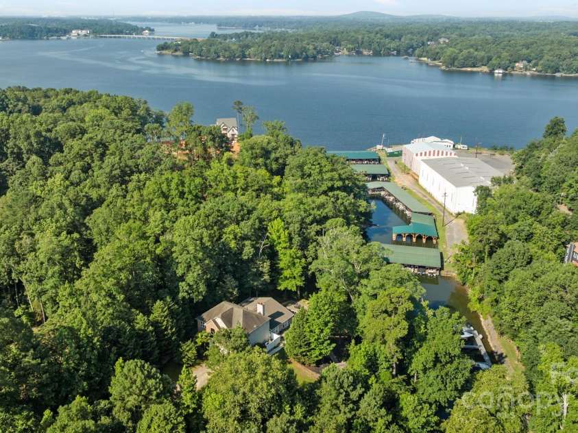 13934 Kings Carriage Lane, Charlotte, NC 28278.  MLS# CAR4271388, YatesRealty ID 25845. 