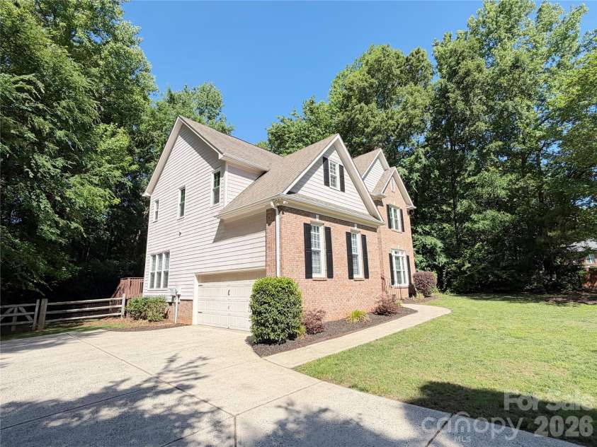6000 Hunter Lane, Matthews, NC 28104.  MLS# CAR4381656, YatesRealty ID 25845. 