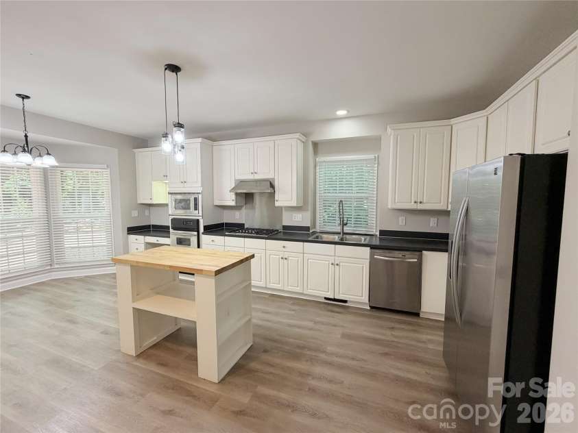 6000 Hunter Lane, Matthews, NC 28104.  MLS# CAR4381656, YatesRealty ID 25845. 