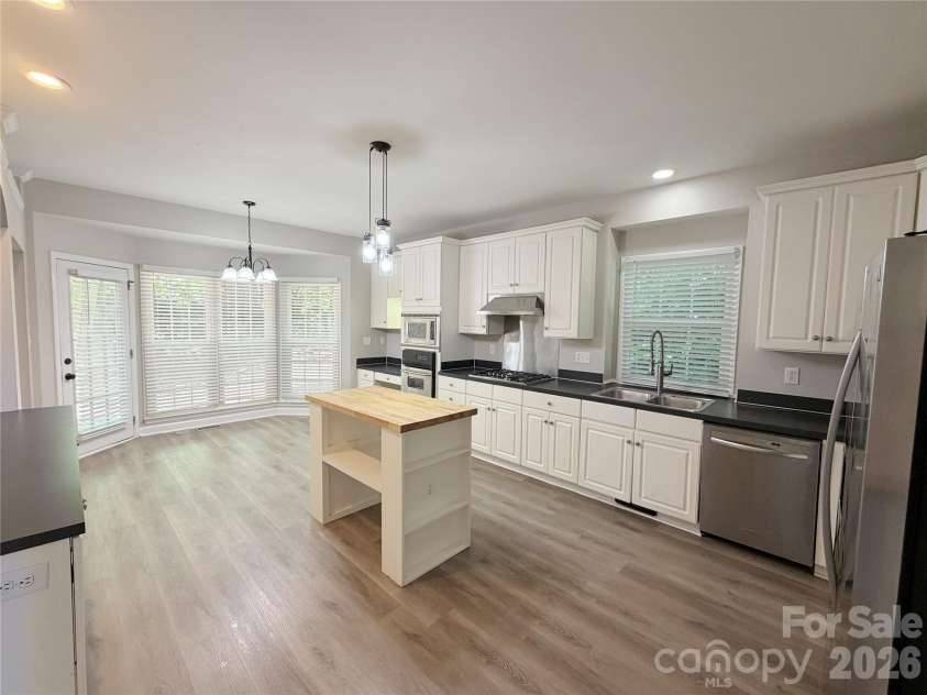 6000 Hunter Lane, Matthews, NC 28104.  MLS# CAR4381656, YatesRealty ID 25845. 