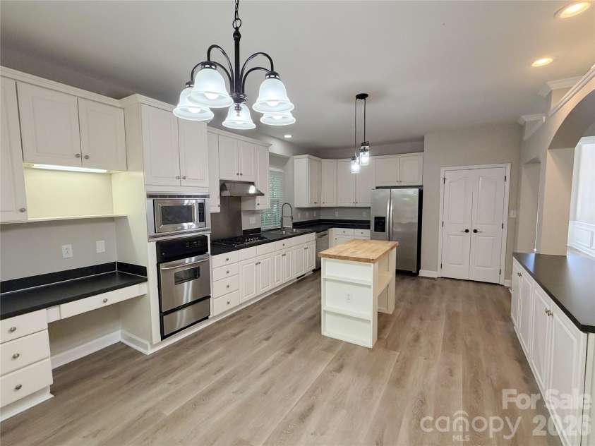 6000 Hunter Lane, Matthews, NC 28104.  MLS# CAR4381656, YatesRealty ID 25845. 