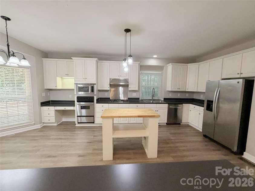 6000 Hunter Lane, Matthews, NC 28104.  MLS# CAR4381656, YatesRealty ID 25845. 