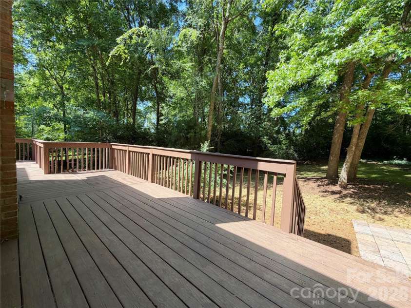 6000 Hunter Lane, Matthews, NC 28104.  MLS# CAR4381656, YatesRealty ID 25845. 
