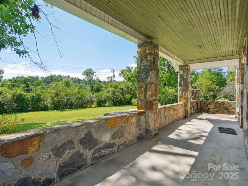 1207 Kanuga Road, Hendersonville, NC 28739.  MLS# CAR4278540, YatesRealty ID 25849. 