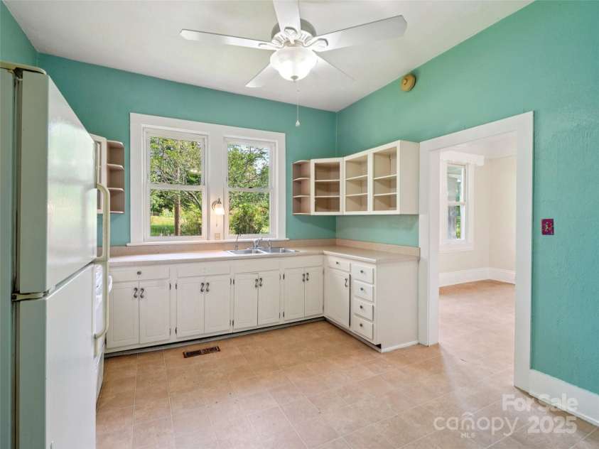 1207 Kanuga Road, Hendersonville, NC 28739.  MLS# CAR4278540, YatesRealty ID 25849. 