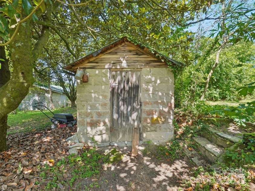 1207 Kanuga Road, Hendersonville, NC 28739.  MLS# CAR4278540, YatesRealty ID 25849. 