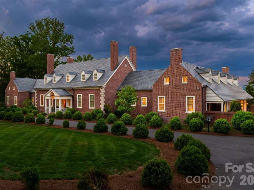 324 Vanderbilt Road, Asheville, NC 28803.  MLS# CAR4376732, YatesRealty ID 25849. Circular Driveway