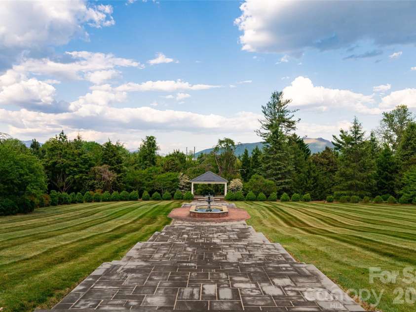 324 Vanderbilt Road, Asheville, NC 28803.  MLS# CAR4376732, YatesRealty ID 25849. The Back Yard