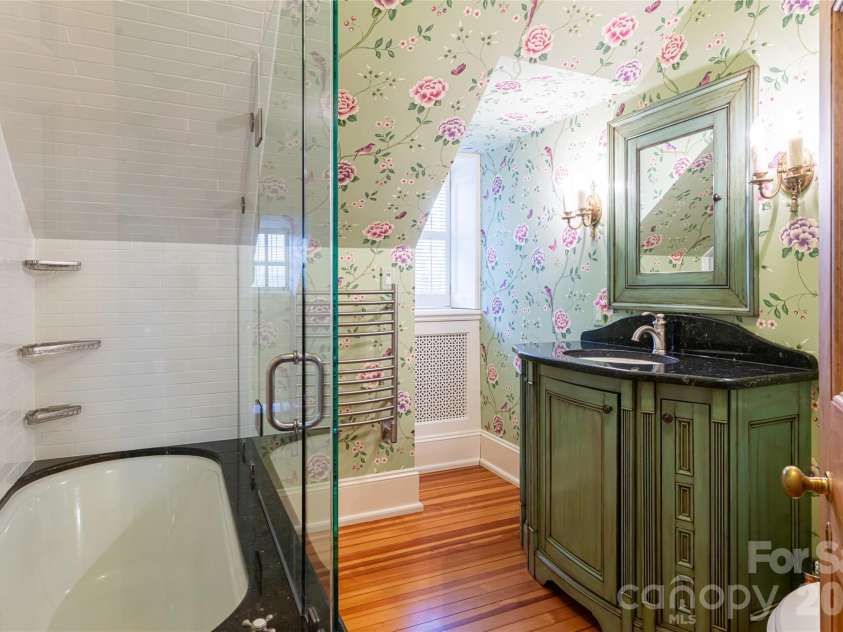 324 Vanderbilt Road, Asheville, NC 28803.  MLS# CAR4376732, YatesRealty ID 25849. Upstairs Guest Bathroom