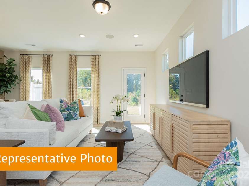 6041 Jasmine Branch Road, Charlotte, NC 28216.  MLS# CAR4333908, YatesRealty ID 2585. Suwanee Family Room