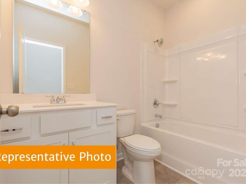 6041 Jasmine Branch Road, Charlotte, NC 28216.  MLS# CAR4333908, YatesRealty ID 2585. Suwanee Hall Bath