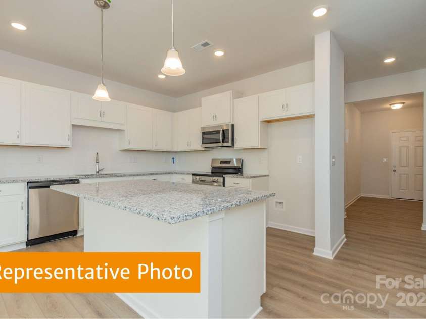 6041 Jasmine Branch Road, Charlotte, NC 28216.  MLS# CAR4333908, YatesRealty ID 2585. Suwanee Kitchen