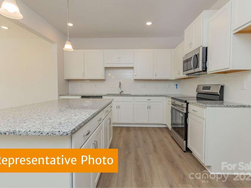 6041 Jasmine Branch Road, Charlotte, NC 28216.  MLS# CAR4333908, YatesRealty ID 2585. Suwanee Kitchen