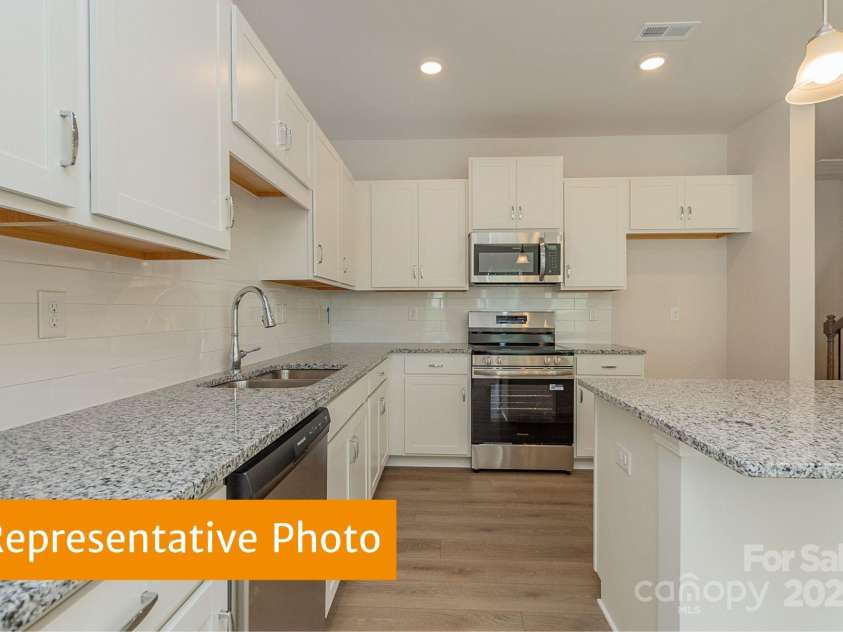 6041 Jasmine Branch Road, Charlotte, NC 28216.  MLS# CAR4333908, YatesRealty ID 2585. Suwanee Kitchen