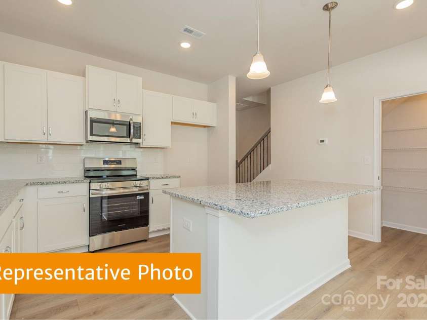 6041 Jasmine Branch Road, Charlotte, NC 28216.  MLS# CAR4333908, YatesRealty ID 2585. Suwanee Kitchen