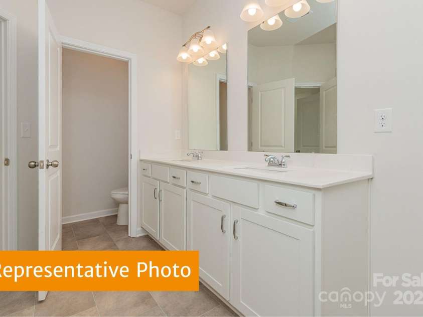 6041 Jasmine Branch Road, Charlotte, NC 28216.  MLS# CAR4333908, YatesRealty ID 2585. Suwanee Primary Bath