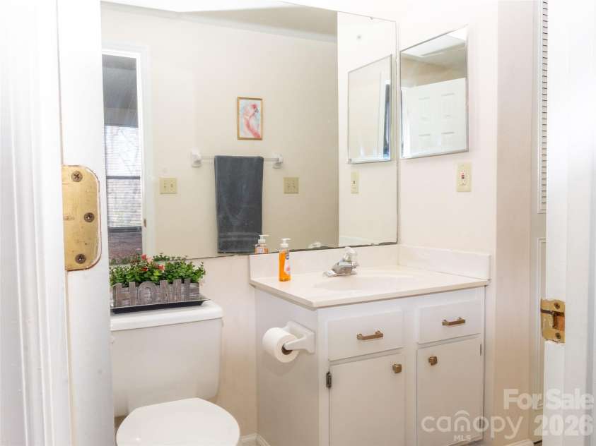 9718 Old Gate Drive, Matthews, NC 28105.  MLS# CAR4405654, YatesRealty ID 2585. Full Bath