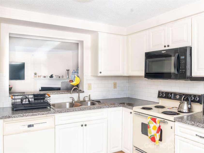 9718 Old Gate Drive, Matthews, NC 28105.  MLS# CAR4405654, YatesRealty ID 2585. Kitchen
