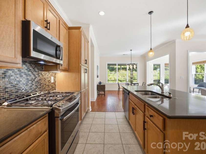 495 Granite Lake Court, Denver, NC 28037.  MLS# CAR4344281, YatesRealty ID 25850. Under Cabinet Lighting495 Granite Lake CtDenver, NC