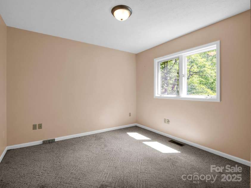436 Utsonati Lane, Brevard, NC 28712.  MLS# CAR4271468, YatesRealty ID 25851. Bedroom