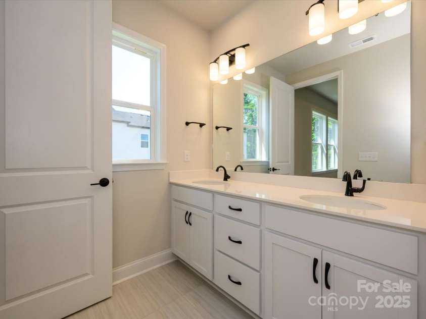 816 Flintside Lane, Charlotte, NC 28217.  MLS# CAR4278457, YatesRealty ID 25853. En Suite Primary Bath with Large Dual Vanity.