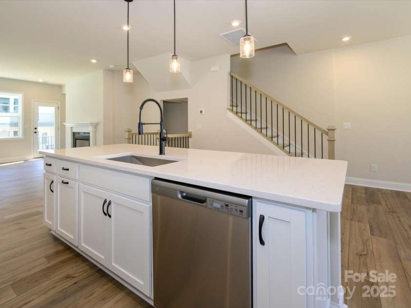 816 Flintside Lane, Charlotte, NC 28217.  MLS# CAR4278457, YatesRealty ID 25853. Large Central Island Ideal for Entertaining.