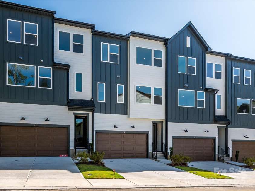 816 Flintside Lane, Charlotte, NC 28217.  MLS# CAR4278457, YatesRealty ID 25853. Timeless and Maintenance Free Exteriors. 